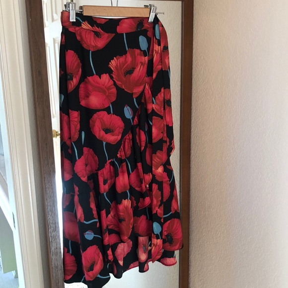 H&M red tulip wrap skirt - Picture 2 of 7